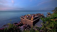Rock Bar, AYANA Resort and Spa, Bali, Indonesia. Apa yang harus diminum: Lychee Martini (leci, vodka, vermouth).