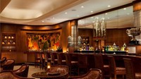 Sazerac Bar, Roosevelt New Orleans, Louisiana. Apa yang harus diminum: Ramos Gin Fizz (gin, sirup sederhana, putih telur, krim, air soda, lemon dan jus jeruk nipis).