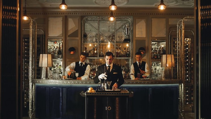 Bar hotel terbaik versi Alia Akkam