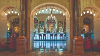 Lobby Bar di Belmond Grand Hotel Europe, St Petersburg, Rusia. Apa yang harus diminum: Million Red Roses (vodka, jus grapefruit, sirup madu, anggur bersoda).