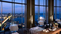 Blu Bar di 36, Shangri-La Hotel di The Rocks, Sydney. Apa yang harus diminum: (infus vermouth vodka, persik dan nektarin, jeruk pahit).