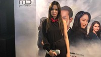 Clutch yang digenggam Nia Ramadhani saat menghadiri premier film Ayat Ayat Cinta 2 ini adalah keluaran brand Alexander McQueen yang cukup murah dibandingkan aksesori lainnya. Harganya Rp 20 juta saja. (Foto: dok. Instagram Nia Ramadhani)