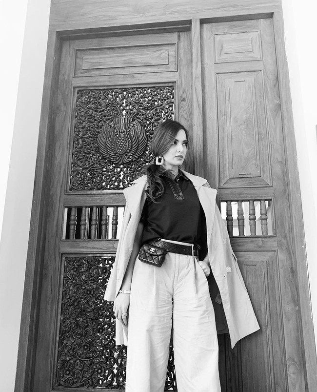 Tas kerap menjadi aksesori andalan ibu tiga anak ini. Boleh dibilang, hampir semua tas Nia Ramadhani keluaran merek ternama. Bahkan fanny pack atau tas pinggang sekalipun seperti yang dipakainya di foto ini. Harga tas Chanel ini diketahui bisa mencapai Rp 60 jutaan. (Foto: Instagram/@ramadhaniabakrie)