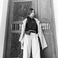 Tas kerap menjadi aksesori andalan ibu tiga anak ini. Boleh dibilang, hampir semua tas Nia Ramadhani keluaran merek ternama. Bahkan fanny pack atau tas pinggang sekalipun seperti yang dipakainya di foto ini. Harga tas Chanel ini diketahui bisa mencapai Rp 60 jutaan. (Foto: Instagram/@ramadhaniabakrie)