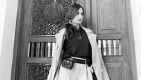 Nia Ramadhani berpose dengan belt bag mini fanny pack Chanel yang harganya Rp 106 juta. (Foto: dok. Instagram Nia Ramadhani)