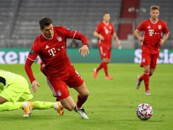 Bayern melancarkan serangan ke pertahanan Atletico lewat Robert Lewandowski. Alexander Hassenstein/Getty Images.