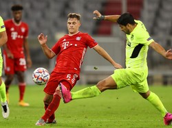 Luis Suarez melancarkan serangan untuk mengejar ketertinggalan. Alexander Hassenstein/Getty Images.
