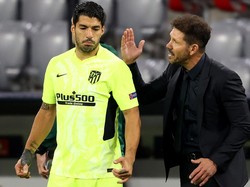 Diego Simeone memberikan pengarahan kepada Luis Suarez. Alexander Hassenstein/Getty Images.