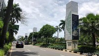 Ada sekitar 14 tiang monorel di Jalan Asia Afrika yang sudah disulap menjadi sarana iklan atau pemasangan spanduk/baliho.