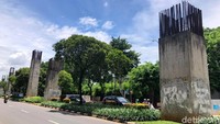 Tiang-tiang bekas proyek monorel masih berdiri di kawasan Kuningan dan Senayan Jakarta Selatan. Tiang-tiang itu telah berdiri 16 tahun, di mana pemasangannya dilakukan sejak tahun 2004, namun mangkrak hingga saat ini. Vadhia Lidyana