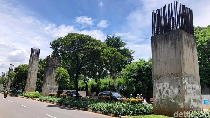 Begini Kondisi Tiang Monorel Jakarta Tiang-tiang bekas proyek monorel masih berdiri di kawasan Kuningan dan Senayan Jakarta Selatan. Tiang-tiang itu telah berdiri 16 tahun, di mana pemasangannya dilakukan sejak tahun 2004, namun mangkrak hingga saat ini.