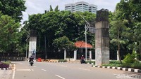 Tiang-tiang monorel di Senayan berjejer di tengah jalan, mulai dari dekat jembatan penyeberangan depan mal Plaza Senayan sampai depan Polsek Palmerah, melewati Jalan Gelora dekat bagian belakang gedung DPR RI.