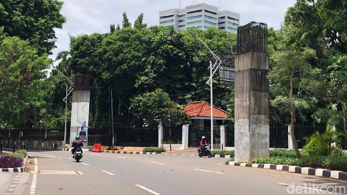 Tiang-tiang bekas proyek monorel masih berdiri di kawasan Kuningan dan Senayan Jakarta Selatan. Tiang-tiang itu telah berdiri 16 tahun, di mana pemasangannya dilakukan sejak tahun 2004, namun mangkrak hingga saat ini.