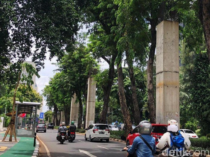 Tiang-tiang bekas proyek monorel masih berdiri di kawasan Kuningan dan Senayan Jakarta Selatan. Tiang-tiang itu telah berdiri 16 tahun, di mana pemasangannya dilakukan sejak tahun 2004, namun mangkrak hingga saat ini.