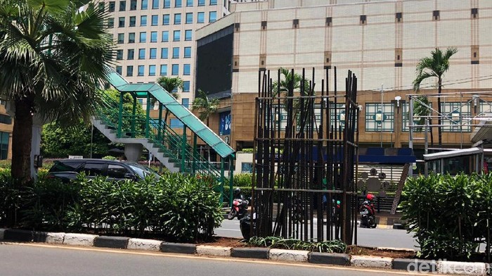 Tiang-tiang bekas proyek monorel masih berdiri di kawasan Kuningan dan Senayan Jakarta Selatan. Tiang-tiang itu telah berdiri 16 tahun, di mana pemasangannya dilakukan sejak tahun 2004, namun mangkrak hingga saat ini.