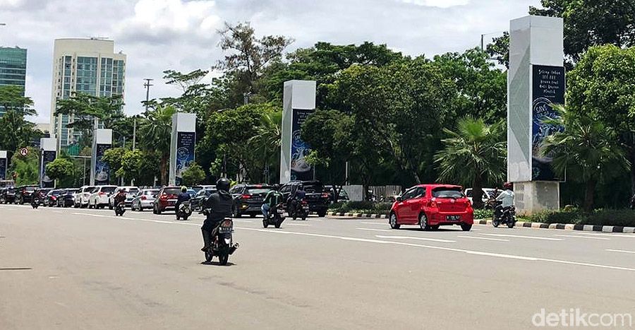 Tiang-tiang bekas proyek monorel masih berdiri di kawasan Kuningan dan Senayan Jakarta Selatan. Tiang-tiang itu telah berdiri 16 tahun, di mana pemasangannya dilakukan sejak tahun 2004, namun mangkrak hingga saat ini.
