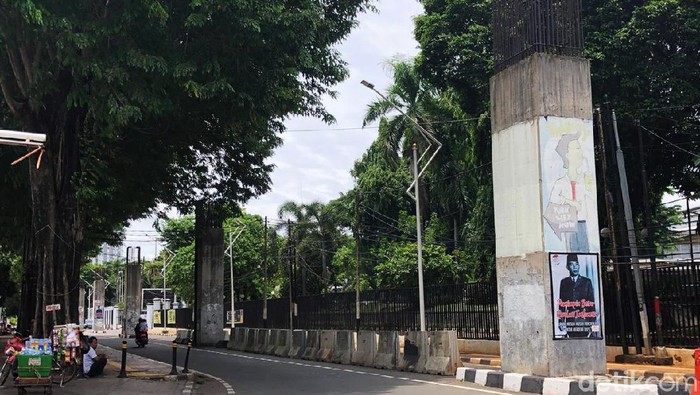 Begini Kondisi Tiang Monorel Jakarta Tiang-tiang bekas proyek monorel masih berdiri di kawasan Kuningan dan Senayan Jakarta Selatan. Tiang-tiang itu telah berdiri 16 tahun, di mana pemasangannya dilakukan sejak tahun 2004, namun mangkrak hingga saat ini.