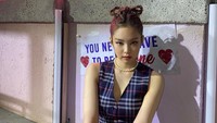 Jennie tampil dengan tatanan rambut dari hair stylist Hye Young Lee dalam penampilannya di Jimmy Kimmel. (Foto: dok. Instagram)