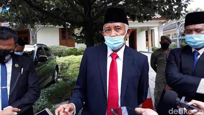 Bupati Sleman, Sri Purnomo saat memberikan keterangan di kantor Pemda DIY, Yogyakarta, Kamis (22/10/2020).