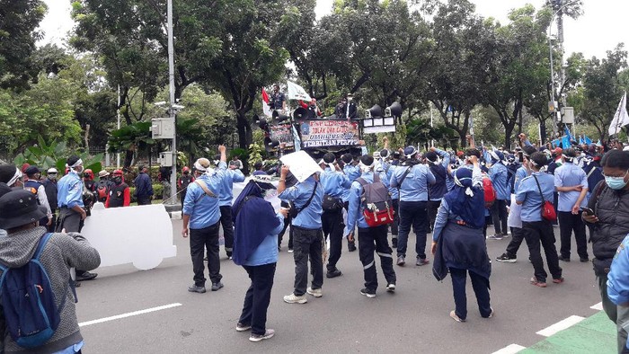 Massa buruh bertemu dengan massa pekerja ambulans DKI di depan Balai Kota Jakarta, Jalan Medan Merdeka Selatan, Kamis (22/10/2020).