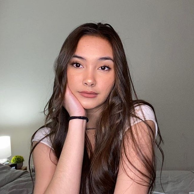 Pemain Surat Cinta untuk Starla ini memiliki darah campuran Belanda dari sang ayah. Nggak heran parasnya yang cantik bisa bikin susah kedip. Foto: Instagram/@caitlinhalderman