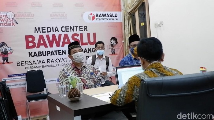 Calon Bupati petahana Rembang Abdul Hafidz diperiksa Bawaslu, Kamis (22/10/2020).