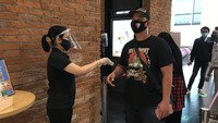 Petugas lain mengecek suhu tubuh lewat thermo gun. Pengunjung diperbolehkan masuk jika suhu tubuh kami berada di bawah batas, yaitu 37,5 derajat. (Hanif/detikhot)