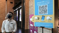 Ketika tiba di pintu masuk bioskop, seorang petugas akan memindai barcode yang tertera pada sebuah papan.  (Hanif/detikhot)