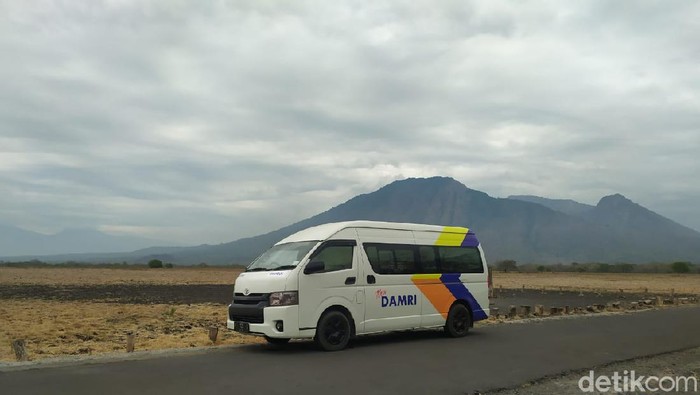 Bus Damri di Danau Toba