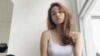 Dannia Salsabilla mengunggah tiga foto bergaya berbeda saat memakai tank top putih dan celana panjang hitam ketat. (Foto: Instagram Dannia Salsabilla)