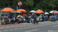 Sejumlah pedagang kali lima (PKL) memadati kawasan patung kuda, Jakarta, Kamis (22/10/2020).  