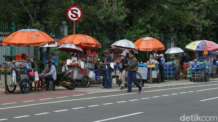 Sejumlah pedagang kali lima (PKL) memadati kawasan patung kuda, Jakarta, Kamis (22/10/2020).