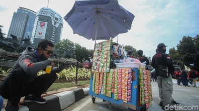 Berkah PKL di Tengah Demo