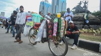 Meski diliputi perasaan was-was, para pelaku pkl ini tetap merasa bersyukur adanya unjuk rasa.  