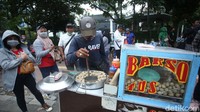 Makanan dan minuman tentu saja menjadi hal yang diperlukan oleh para pelaku aksi demo.  
