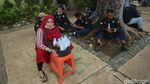 Berkah PKL di Tengah Demo