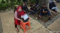 Untung yang di dapat saat berjualan di lokasi unjuk rasa bisa naik dua kali lipat dari hari normal.  