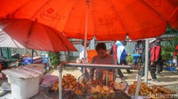 Cuaca terik dan semangat yang membara membuat para massa aksi atau aparat keamanan tentunya memerlukan asupan makan dan minum.  