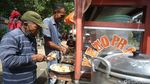 Berkah PKL di Tengah Demo