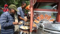 Tampak pedagang ketoprak yang tengah menyiapkan banyak pesanan pembelinya.  