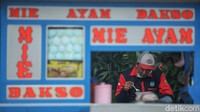 Kedatangan mereka untuk memanfaatkan aksi demo untuk mencari rezeki.  