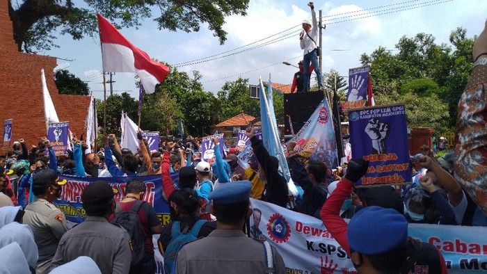 Demo Buruh Tolak Omnibus Law di Mojokerto Kondusif