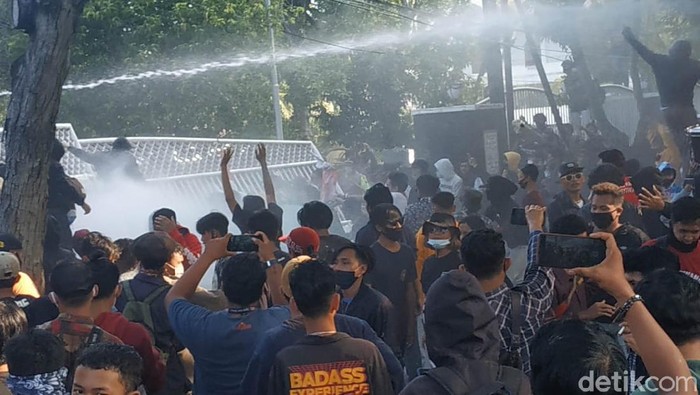 demo omnibus law di banyuwangi