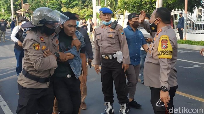 demo omnibus law di banyuwangi