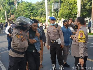 Demo di Banyuwangi: Jemur CD, Ricuh, dan Satu Orang Reaktif COVID-19