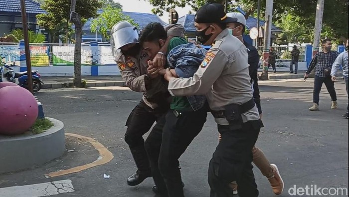 demo omnibus law di banyuwangi
