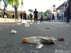 Sisa Jejak Massa Pendemo Omnibus Law di Banyuwangi, Celana Dalam Hingga Batu