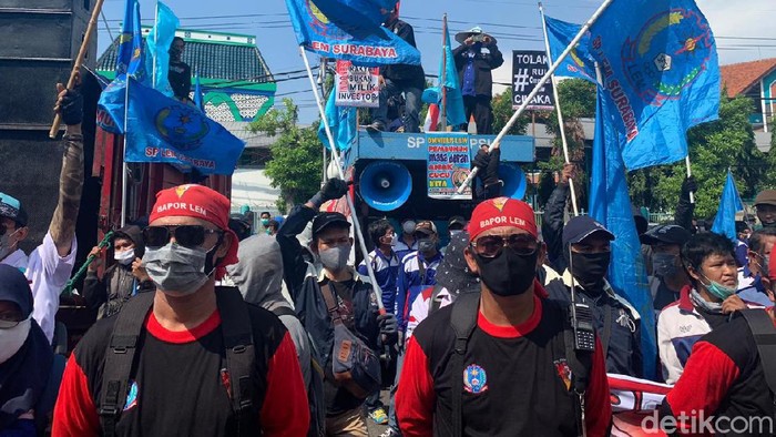 demo omnibus law di depan gedung dprd jatim