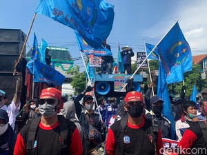 Ratusan Buruh Tuntut Pemprov Jatim Tegas Tolak Omnibus Law