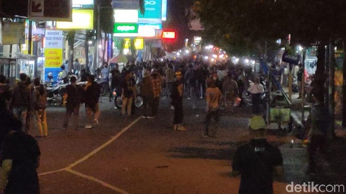 Ratusan mahasiswa yang demo menolak Omnibus Law di bundaran depan DPRD Jember akhirnya membubarkan diri. Mereka membubarkan diri karena tak ingin terjadi benturan yang bisa membuat suasana keruh.